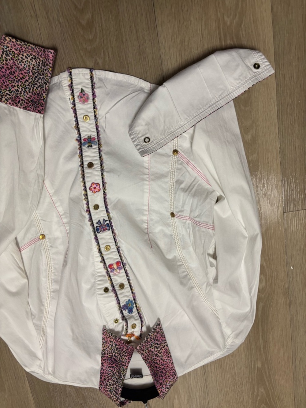 White Women's Button-Down shirt /Top with Pink Trim - Picture 4 of 7